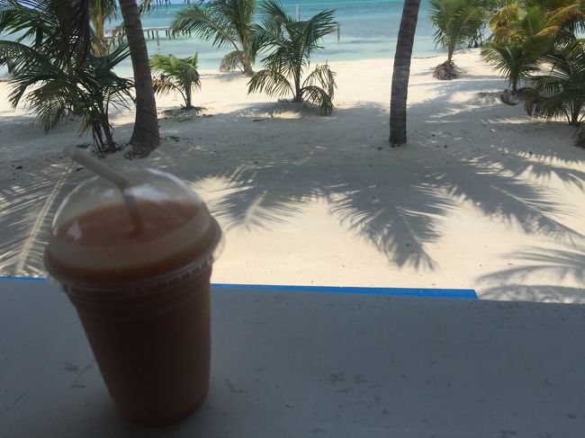 ビーチを眺めながら飲みました。