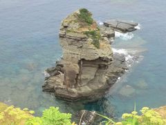「立神岩」‥
見る角度によって、形が大きく変わります。

海面が澄んで綺麗ですね。
立神岩から数km南西の海底では遺跡のような構造物が発見されていますが、立神岩付近にも大きな構造物のような一群の岩があり関心が集まっているそうです。