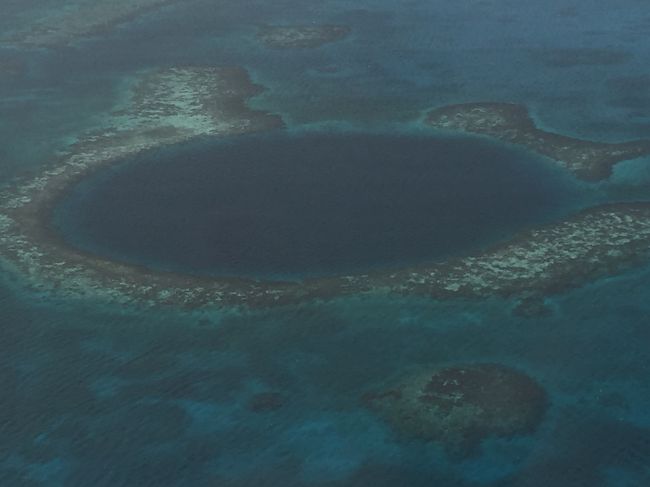 テレビで偶然見てから、来たいと思っていた<br />ブルーホールが眼下に見える。<br /><br />