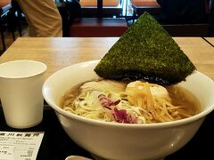 搭乗する飛行機が１２時発なので、ゲート前の【富川製麺】で塩ラーメン￥８００を食べました。