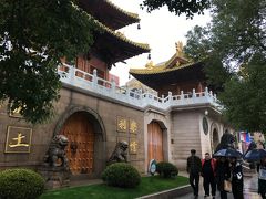 上海到着。
雨でした...
静安寺からは空港バスが出発するので、宿は静安寺近くのYHにしました。