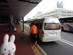 送迎車で成田空港へ行きます。

「すいませ～ん、第３ターミナルは入れないので、連絡バスの乗り場の近くまで送りますから」とスタッフさん。
なので、第２ターミナル到着エリアの２４番バス乗り場の所へ行きます。
私らの乗っていた送迎車のお客さんにも何人か第３ターミナルへ行かれる方もいらっしゃました。