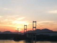 おはようございます。早起きして散歩に出ると、来島海峡大橋の向こうから、おひさまが顔を出し始めました。いい日になりそうです。