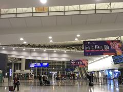 早朝4時頃に香港に到着。

シートが固くておしりが痛かった・・・
みんな熟睡できず、もうろうと空港で休憩。