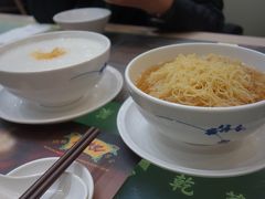 空港のレストランで6時くらいに軽く朝食。
ワンタン麺とおかゆをシェア。

メニューの写真だと、海老まるごとどーん！と乗ったお粥が多かったので、びびってシンプルな具材のを選んだけど、具がないところをみると、これが出汁で入ってるよ、ってイメージだったのかな。

やさしい味でおいしかった。