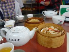 飲むお茶も、ゆのみを洗ったお茶も同じ。

隣にすわってた台湾人だという女の子が、カタコトの日本語で、注文の仕方を教えてくれた。
帰り際に「ガンバッテ！」って言って去っていった。やさしい～。
中国語つうじるのはうらやましいな。

点心は見た目で注文。
どれも魚介のだしがきいてて、おいしー！！
