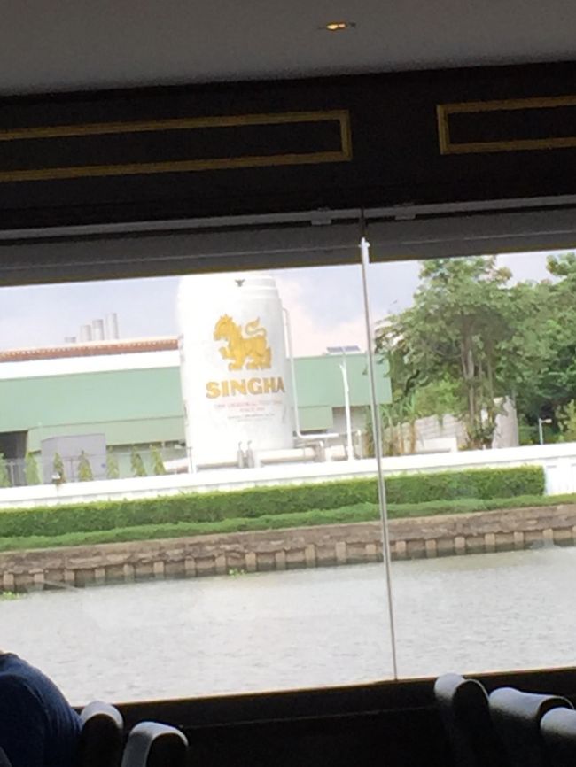 出航してしばらくすると右手にSINGHAのビール工場がある。