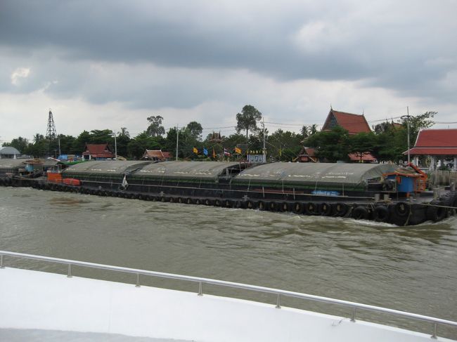 このような運搬船と何度もすれ違った。