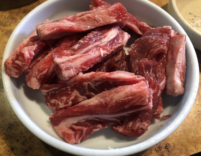 お次はカルビサル 13,000Wを注文<br /><br />カルビサルは味がついてないものと、辛いヤンニョムの2種類がありました！<br /><br />カルビサルはまあまあかな