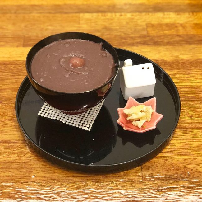 甘さ控え目な단팥죽 タンパッチュ（お汁粉）<br /><br />上からお好みでシナモンをかけていただきます(^^)<br /><br />今年はタンパッチュに生姜の砂糖漬けも付いてきました！（ちなみに生姜の砂糖漬けはお土産で購入出来ます）