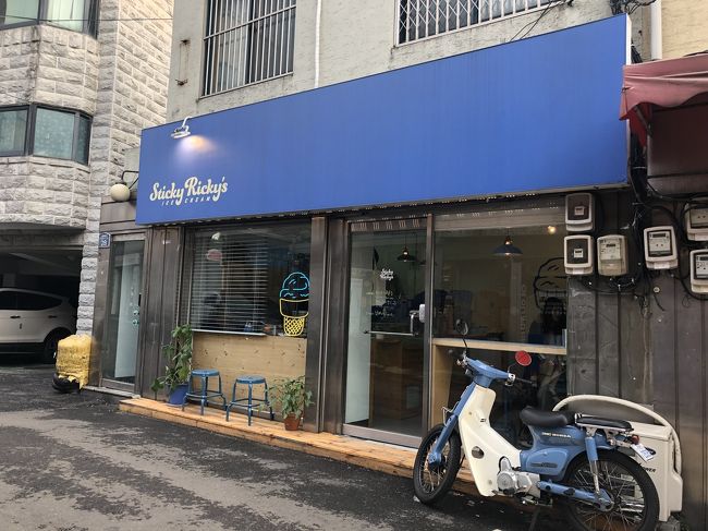 ソソカルビから歩いていけるアイスクリームショップへ<br /><br />最寄り駅は淑大入口駅になります！<br /><br />アメリカ人のご主人と韓国人の奥さんが経営されているお店Sticky Ricky's Ice Cream