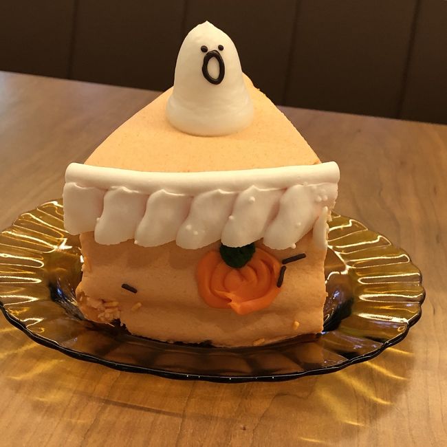 生クリームのオバケがケーキの上にちょこんと乗っています