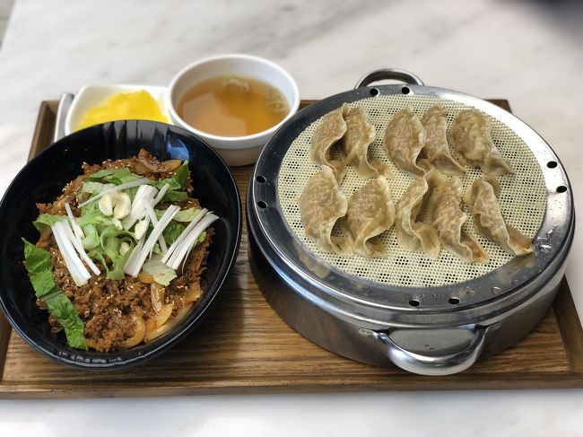 お昼ご飯はフードコートへ<br /><br />キムソンセンでプルコギ丼と麻浦マンドゥでマンドゥを注文