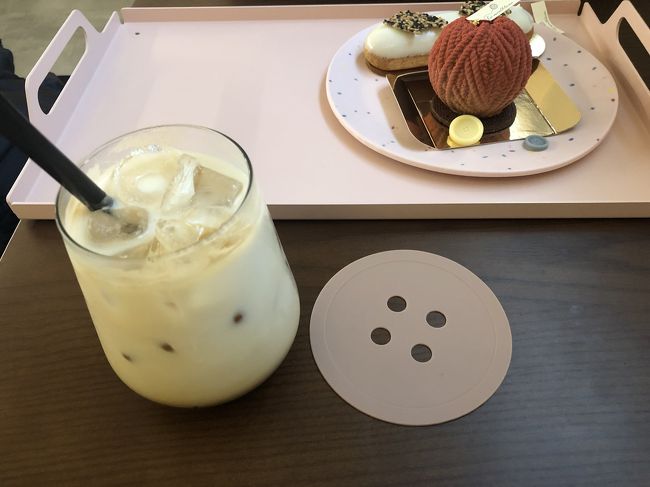 ドリンクのコースターがボタンになってたりと細部まで可愛いカフェでした(^^)