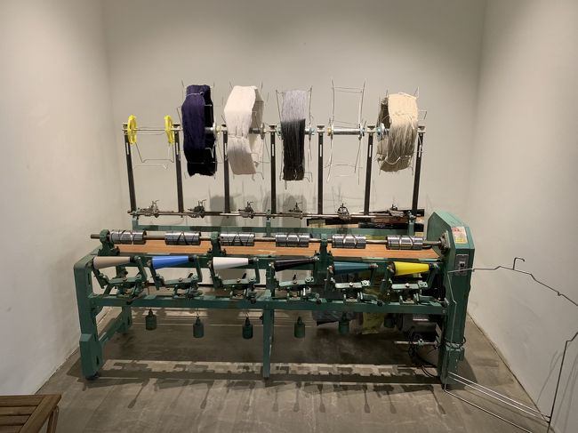 もともと毛糸工場があったこの場所に作ったお店なので店内には毛糸がたくさんあります！