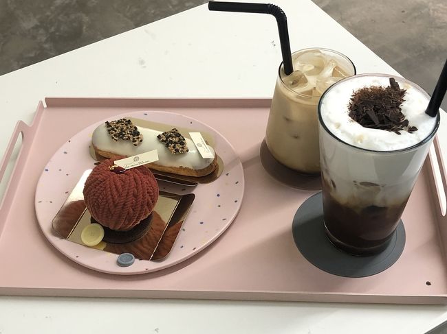 毛糸ケーキ<br /><br />ダークチョコレートのムースなので甘さ控えめ♡<br /><br />そして中にはラズベリーのムースも入っているので甘酸っぱい上品なケーキでした♡<br /><br /><br />更に添えられているボタンもチョコレートになっているので全部食べられます！<br /><br />本物のボタンにしか見えないクオリティでした(^^)