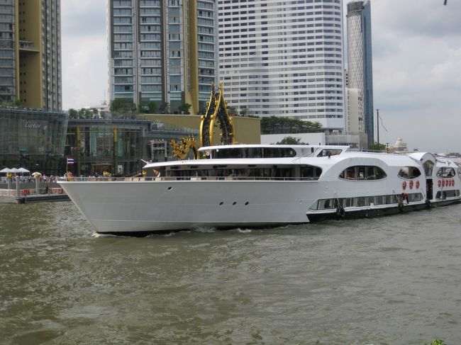 これも大型のクルーズ船。