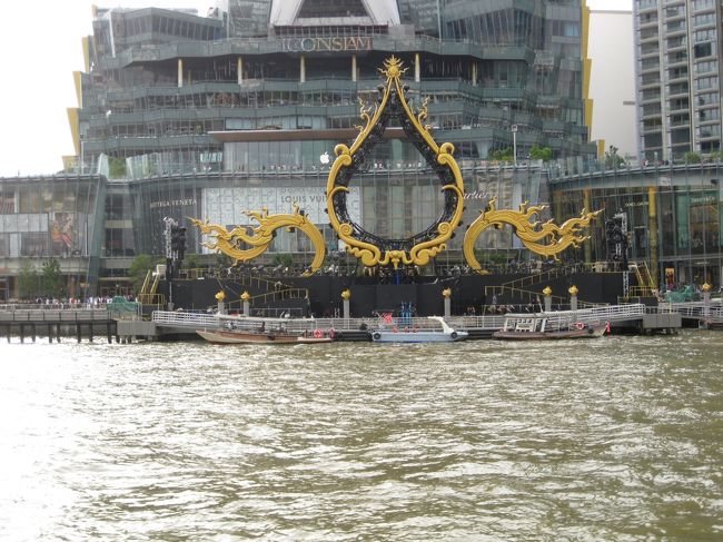 この日はICOMSIAMのオープンだったらしい。<br />船上から眺めただけだが人が多かった。<br /><br />タイ初のapple shop  　高島屋　高級ブランド店など多くのテナントが入っている。