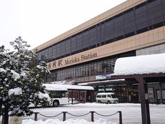 盛岡駅に来てみると盛岡も雪で前日とは大違い。友人は盛岡がはじめてなのでこの雪の中市内観光へ