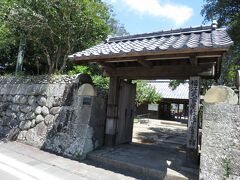 【武家屋敷通りふるさと館】
１６３４年に第２２代五島藩主が五島における中央集権体制を目指して、各地に散らばっていた豪族や五島藩士を福江に定住させる「福江直り」を行いました。

中級武士階級の居住していたところは約４００ｍの石垣として残っていて“武家屋敷通り”と呼ばれています。