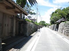 【福江城跡（石田城）】の近くに、当時のたたずまいをほとんどそのまま残している【武家屋敷通り】があるそうなので移動します。

このあたりの道は狭くて一方通行だったので、はじめは通りすぎてしまった。
２回目は慎重に運転して場所は分かったけれど駐車場が見あたらない。。。