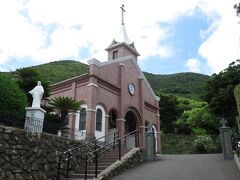 【井持浦教会】
１８９７年にフランス人宣教師ペリュー師の指導によって建設されたレンガ造りの立派な教会です。