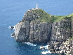 【大瀬崎灯台】
断崖絶壁に建つ灯台は九州本土最西端に位置しています。
また、この大瀬崎断崖は西海国立公園の特別地域に指定されています。

ここからの眺めは「九州本土で最後に夕陽が沈むところ」として有名。
できたら今回の旅で見てみたいと思ったけれど・・・
夕陽を見てからホテルに戻ると夕食の時間的に厳しくて断念。