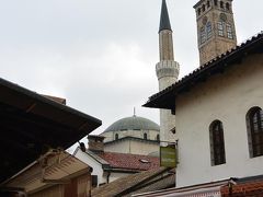 バシュチャルシヤのモスクと時計塔。