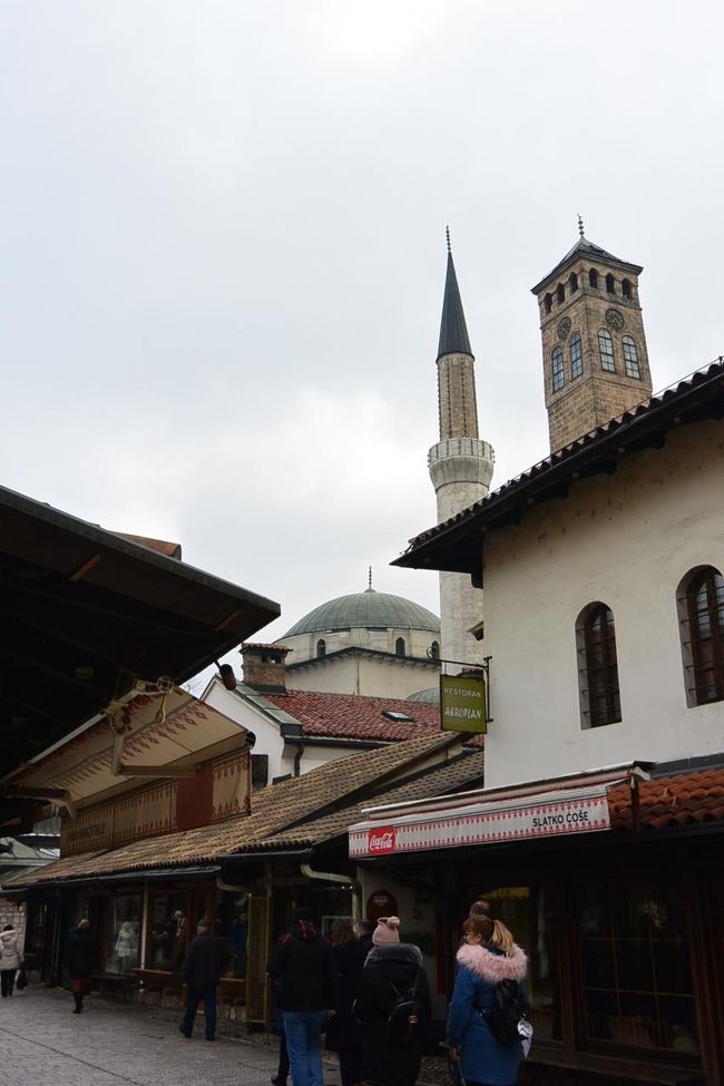 バシュチャルシヤのモスクと時計塔。