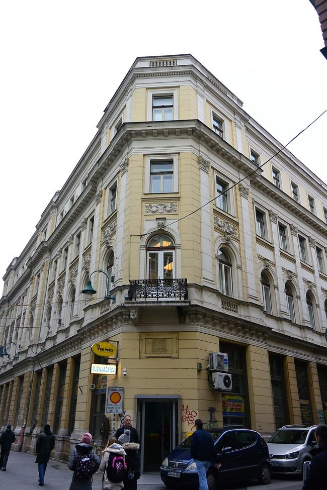 歩行者天国フェルハディヤ通りの郵便局。