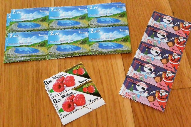 歩行者天国フェルハディヤ通りの郵便局で切手を買いました。<br /><br />トゥズラにある人口湖『Panonska jezera u Tuzli』柄とラズベリー柄にクリスマス切手。