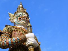 それでは本日もワット巡り～。
バンコク３大寺院の一つ、
ワット・アルンには昨日イッたので、
涅槃仏のワット・ポーか
ワット・プラケオか、迷ったすえに
タイで最高の地位と格式を誇る
ワット・プラケオに行くことに。
