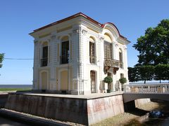 マルリ宮殿の前を通り、次にガイドさんに案内されたのがエルミタージュ。
このエルミタージュが本家本元です。エルミタージュとは隠れ家と言う意味。ピョートル大帝が日常の喧騒を離れて一人思索する場所として建てた館です。
