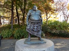 勾当台公園にある、お相撲さんの銅像