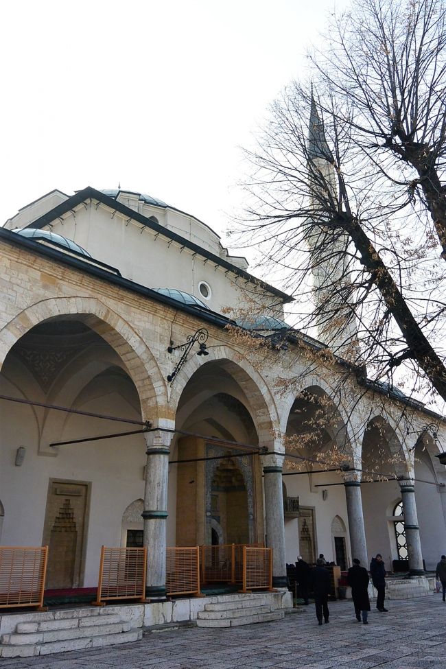 ガジ・フスレヴ・ベイ・モスク<br /><br />黄葉も散ってしまいました。