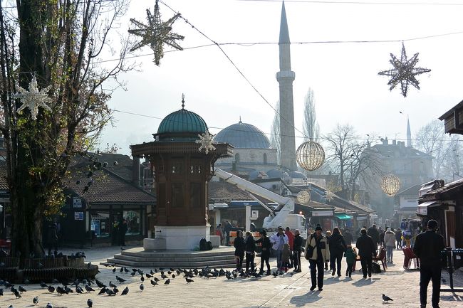 バシュチャルシヤ広場にもクリスマスの飾りが出ていました。