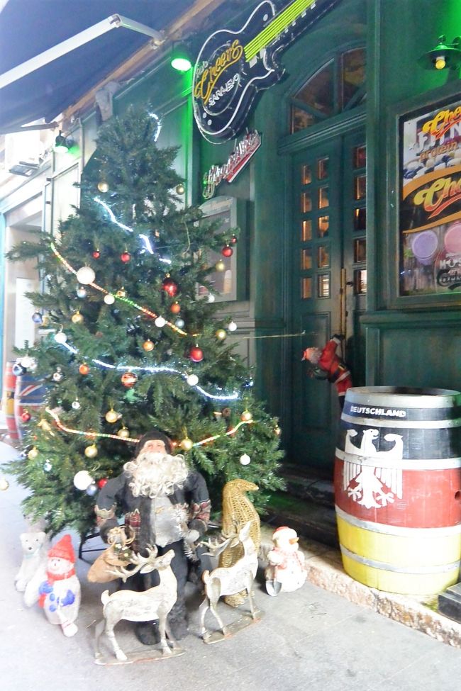 カフェやバーが並ぶ細道のクリスマスツリー。