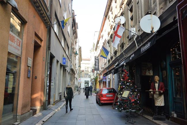 カフェやバーが並ぶ細道にもクリスマスツリーが出ていました。