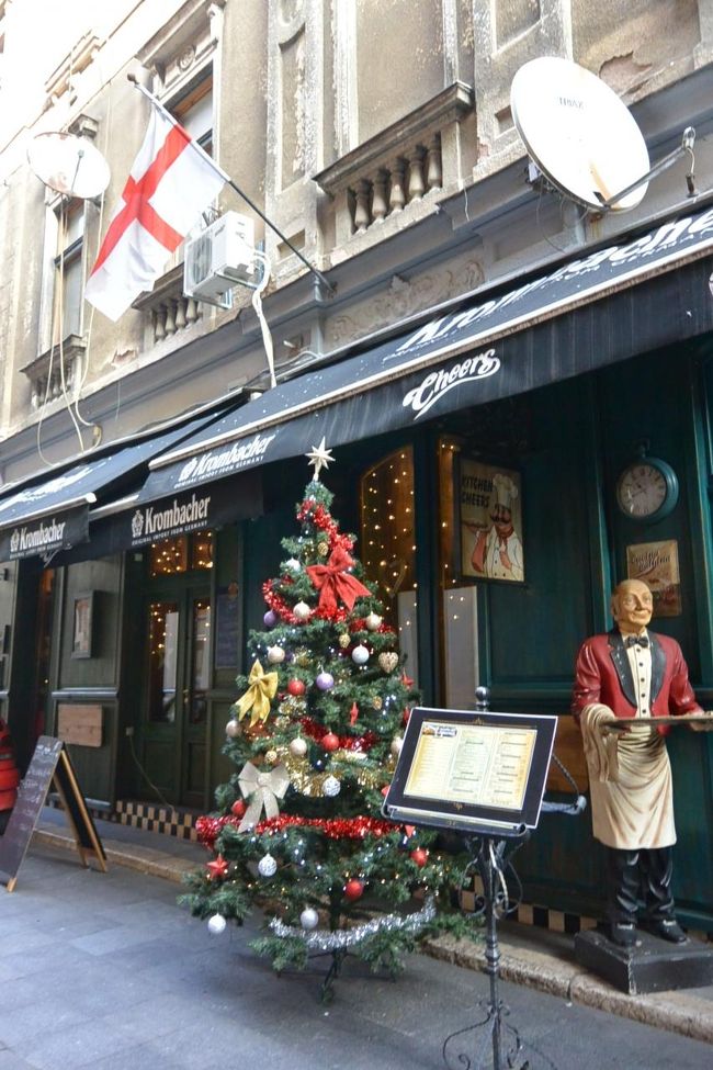 カフェやバーが並ぶ細道のクリスマスツリー。