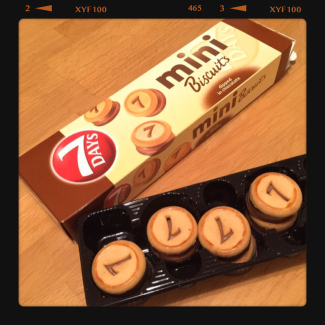友達のおみやの7DAYS mini Biscuitsがおいしくってはまっています。<br />チョコレート味とココア味があります。<br />一瞬、どうしてビスケットに７？？と思ってしまった。7DAYSの７でした。<br /> <br />7DAYSってヨーロッパでよくみかけるけど、特にクロワッサン。<br />どこの国のメーカーかと思ったら、意外にもギリシャの『Chipita』社でした。