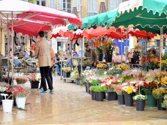 リシュルム広場の青空市場。ここでは花や野菜などが青空市場として売られている。リシュルム広場は狭い広場なので、市場は小さくとも凝縮された感じがあり、迫力はある。