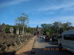 アンコールトムに到着。
南大門の手前で一旦トゥクトゥクを降りて歩きました。