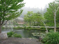 三内丸山遺跡（写真なし）をちょっと見学してから蔦温泉へ。
向かう途中では霧で真っ白で目の前がまったく見えず。
ハンドルをわたしに任せてしまった父親も、助手席でハラハラだったことでしょう。笑
そんな中でも地元の車はビュンビュンとばしていくから余計怖かったよー。
