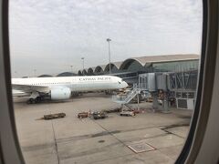 結局3時間半遅れて香港国際空港に到着しました。

ゲートに出ると多くの係員が待機していました。
行き先を告げると行き先ごとのスタッフが来てお詫びと説明、そして代わりの航空券を手渡してくれました。