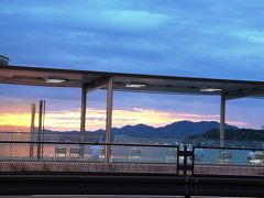 バスは宍道湖の湖畔を走りぐるりと回って松江駅前へ戻ってくるので、バスに乗車しているだけでも夕宍道湖に沈む夕日は楽しめるが、やはりそれでは面白くない私は宍道湖でいったん下車。

宍道湖での夕陽を見たい場合の下車バス停は、停留所番号31の夕陽公園前だ。

