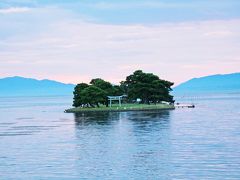 宍道湖は内陸湖だが、川を通じて湖の水が日本海の海水と交換される汽水湖で、その特徴を生かしてシジミの養殖やシジミ漁が盛んな湖だ。
シジミが大好きで、貝をほじくってでもシジミの身を食べる私的には現地での新鮮なシジミも味わってみたかったが、この日の目的は八雲とセツが毎日眺めていたという湖に沈む夕日。

翌日に台風の直撃を受ける天気予報だったので、空には雲が多く、夕焼けが見られるかどうかすら怪しかったのだが、日没の時間が近づく頃には空は赤く染まり始めていた。

