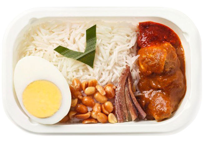 Pak Nasser'sナシレマ という機内食をチョイスしました。<br /><br />マレーシアの伝統的料理。 香り高いココナッツライスにチキンレンダン、ゆでたまご、アンチョビとナッツのフライ、ピリ辛サンバルソースが隠し味。 AirAsia発祥の地マレーシアの味を是非お楽しみください。<br /><br />とありまして。<br /><br />食べてみた感想は、Ubudi好きな味で美味しかったです。<br /><br />ご飯とチキンのタレと野菜を混ぜ混ぜして美味しかったので、調子に乗ってサンバルソースを全部混ぜ混ぜしたら、めっちゃくちゃ 辛 ~ ~ ~ い ぃ (*꒦ິ⌓꒦ີ)<br /><br />機内食を頼むとドリンクが付いてくるんですが、UbudiはWaterをチョイスしました。<br /><br />えぇ…予想外の辛さにWaterは飲み干しました。<br /><br />ヒーヒーしてから数時間後に無事デンパサール国際空港に到着しました。<br /><br />Air Asia に乗ってみた感想は…<br /><br />座席は窮屈な感じはなかったですけど、背もたれが直角過ぎて長時間無理めだったので、安定飛行になった時に少し倒しました。<br /><br />男性だと窮屈に感じてしまうかもしれません。<br /><br />Air Asia の ＣＡさんはとてもフレンドリーでした。<br /><br />目が合うとニコッとしてくれて親切だったし。<br /><br />機内が極寒だとありましたが全然寒くありませんでした。<br /><br />その時のUbudiの装いは、ヒートテックに長袖カットソーに、ベロアのオールインワンに、厚手のカーディガンでした。<br /><br />ブランケットを持ち込んで使いましたが汗ばむくらいでした。<br /><br />機体の問題なのか時々すごく揺れて怖かったです。<br /><br />でも安さには適わないので確実に利用します。