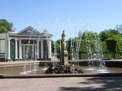 ライオンの滝の前を通り過ぎて真っ直ぐ進むと、次に現れたのが「イヴの噴水」。
ガイドさんはイヴの前を通らずに後ろ側を歩いて行っちゃった。
そういう訳でイヴさんは後ろ姿のみです。長い髪と豊満なお尻が魅力的。前が見れなかったのが残念。