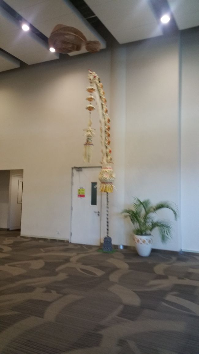 4年ぶりにデンパサール国際空港に降り立ちました。<br /><br />鳴呼…<br />やっと帰って来れたよ( 」´0`)｣<br /><br />空港内の通路にはペンジョールが飾ってありました。<br /><br />12月はガルンガンかぁ~と思いながら早足で進みます。<br /><br />手荷物検査に入国審査も特に並んで長時間待つこともなく、スムーズに済み預入手荷物が出てくるのを待ちました。<br /><br />スーツケース受け取って空港出口に出るまで1時間くらいかな？<br /><br />お迎えの運転手さんを探します。