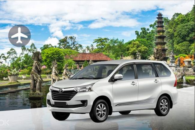 Ubudiが予約したトランスポートは KLOOK。<br />https://www.klook.com/activity/794-airport-transfers-bali/?krt=r22&amp;krid=4b0b0204-ff47-44dc-51c6-6ce7fef9f6ad<br /><br />ウブドまで なんと 1,665円ｗｗｗ<br /><br />出口のミーティングポイントでオレンジ色の服を着た人を探します。<br /><br />あっ！！<br />Ubudiの名前書いてあるボード持ってる人がいる！！<br />オレンジの服着てる！！<br /><br />すぐさま駆け寄り、これ私私と言い向こう側へ出ると、何人ものオレンジ色の服着た集団がｗｗｗ<br /><br />本人確認をされ私がドライバーですと自己紹介され、車に乗りましょうとスーツケースを持ってくれました。<br /><br />ドライバーさんの名前…<br />ごめんなさい…忘れちゃいました(｡>ㅅ<｡)💦sorry…<br /><br />とても人柄の良いドライバーさんで、日本語は話せないですが、Ubudiのヘンテコな単語を繋ぎ合わせた英語も理解してくれて、道中楽しくお話をして過ごしました。<br /><br />ウブドに入って目的地のお宿に到着する前に、両替したいとお願いすると寄ってくれました。<br /><br />途中スーパーマーケットの前を通りかかった時も、寄るかい？と聞いてくれたり、柔軟な対応のトランスポートでしたよ。<br /><br />スーパーマーケットは寄らなかったけど。<br /><br />とても良いドライバーさんだったので、チップを多めに渡してサヨナラしました。